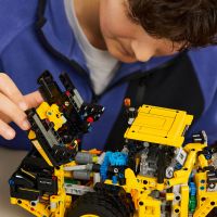 LEGO® Technic 42209 Kolový nakladač Volvo L120 Electric - Poškozený obal 6