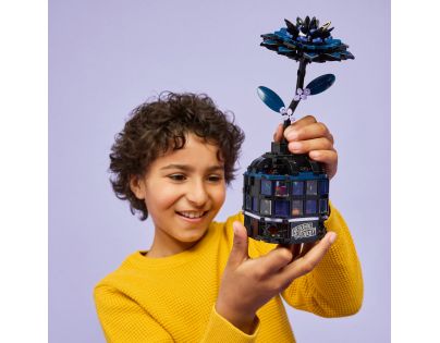 LEGO® Wednesday 76784 Černá jiřina