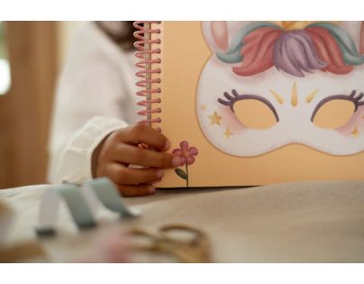 Little Dutch Kniha s vystřihovacími maskami Rosa