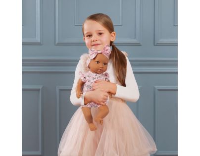LullaBaby Panenka 35 cm v overalu s čelenkou Floral Pink