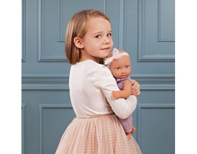 LullaBaby Panenka 35 cm v overalu s čelenkou Lila