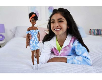 Mattel Barbie modelka džínové šaty HBV17