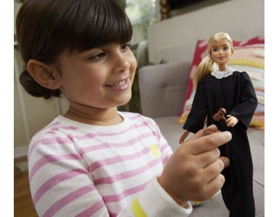 Mattel Barbie soudkyně běloška