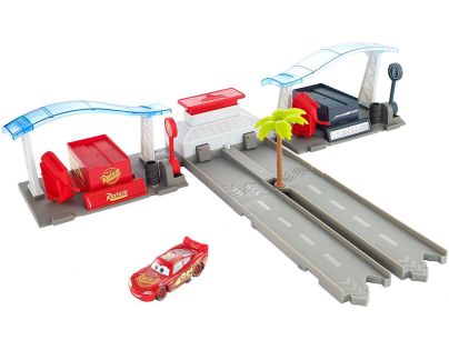 Mattel Cars 3 filmový herní set Florida speedway pit stop