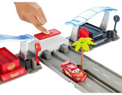 Mattel Cars 3 filmový herní set Florida speedway pit stop
