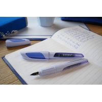 Plnicí pero se standardním hrotem M - STABILO EASYbuddy Pastel obláčkově modrá - 1 ks - vč. bombičky s modrým zmizíkovatelným inkoustem 6