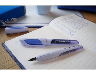 Plnicí pero se standardním hrotem M - STABILO EASYbuddy Pastel obláčkově modrá - 1 ks - vč. bombičky s modrým zmizíkovatelným inkoustem