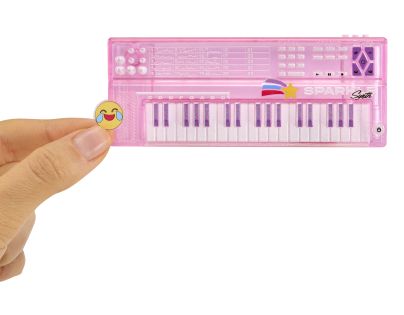 Rainbow High Junior Fashion panenka v rockové kapele - Amaya