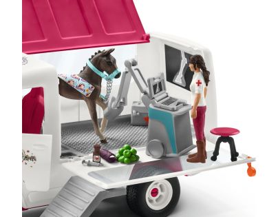 Schleich Horse Club Nová mobilní veterinární klinika s klisnou a ošetřovatelem - Poškozený obal