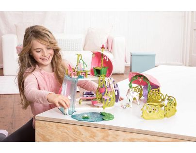 Schleich 42445 Třpytivý květinový dům s jednorožci, jezerem a stájí