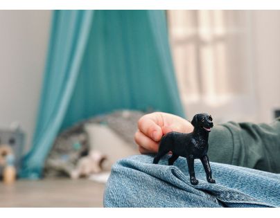 Schleich Zvířátko - černá fenka labradorského retrívra