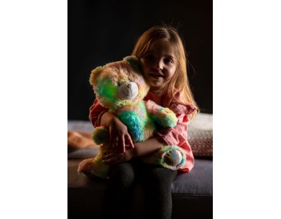 Teddies Snílek medvěd duhový plyš 40 cm na baterie