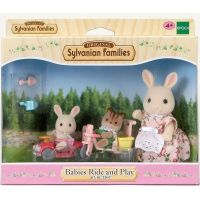 Sylvanian Families Mamka bílý králík s hrajícími si mláďaty 4