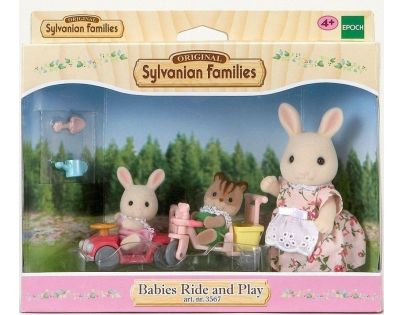 Sylvanian Families Mamka bílý králík s hrajícími si mláďaty