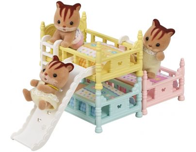 Sylvanian Families Nábytek Třípatrová postel se skluzavkou