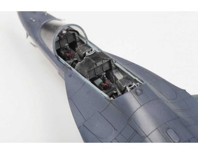 Zvezda Model Kit letadlo YAK-130 Russian trainer fighter 1:48